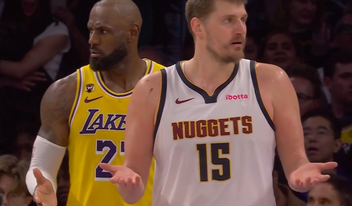 开云官网-一时瑜亮！约基奇与詹姆斯两人同时摊手 表达对判罚的不满！